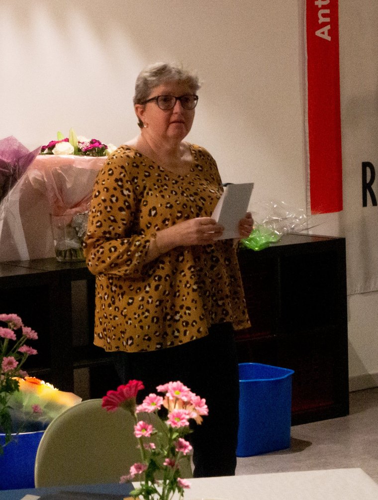Marylyn geeft een speech op haar pensioenfeest