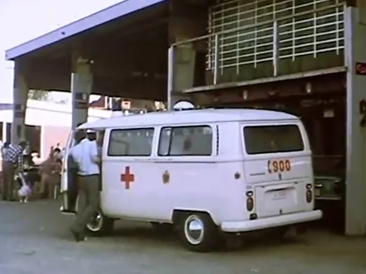 Rode Kruisziekenwagen aanwezig op Waregem Koerse in 1974