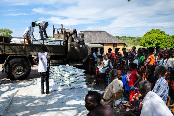 Rode Kruisvrijwilligers delen meel uit in een afgelegen dorp in Zambia.