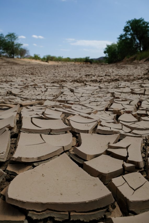 In Namibië heerst voedselschaarste door de uitzonderlijke droogte. Zelfs rivieren drogen hierdoor helemaal uit.