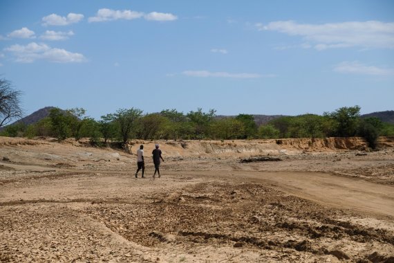 Deze landbouwer in Namibië had ooit 40 geiten, maar door de droogte en de voedselcrisis schieten er nu maar 3 geiten meer over.