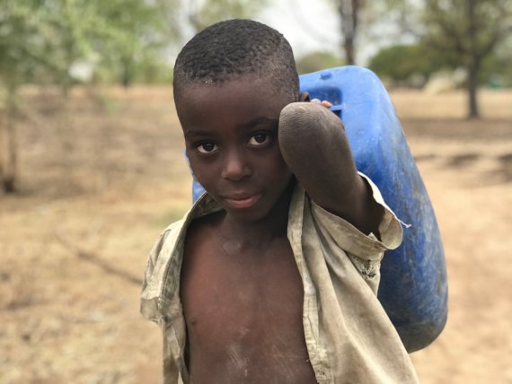 Dit jongetje komt water halen uit een waterput in Zambia. Het water is niet drinkbaar wegens te hoog zoutgehalte, maar wordt aan het vee gegeven.